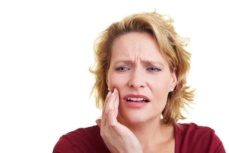 woman over 30 years old with wisdom tooth pain